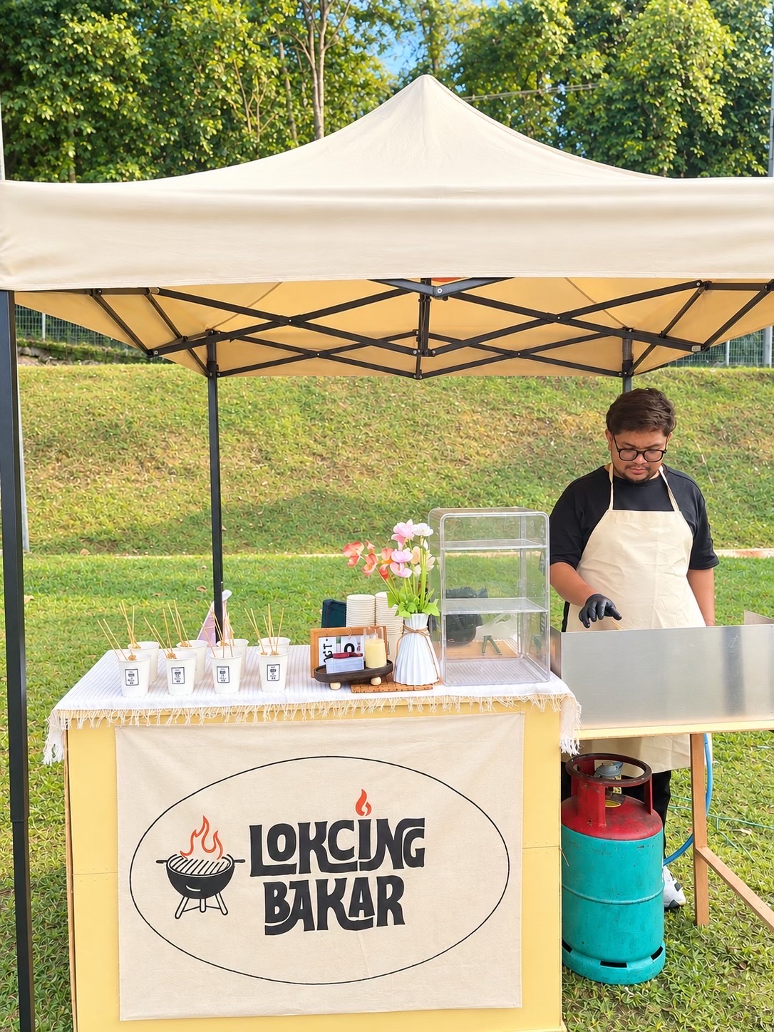 Booth Lokcing Bakar dengan kanopi, meja hidangan dan tukang bakar