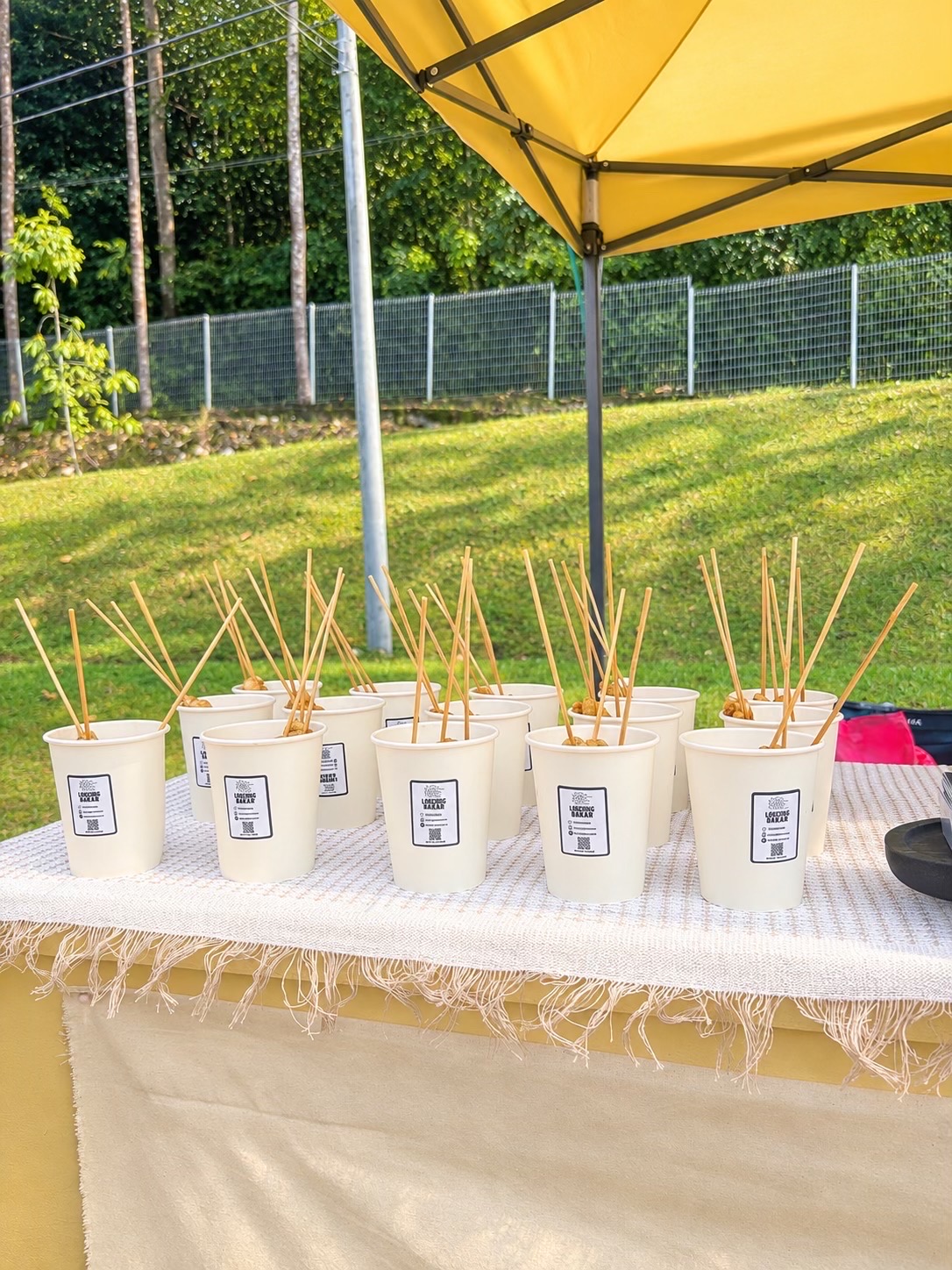 Susunan cup Lokcing Bakar di bawah kanopi